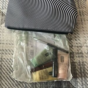 Clinique travel set 6 pcs  and makeup bag PLUS FREE GIFT